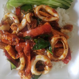 ผัดพริกแกงทะเล ราดข้าว