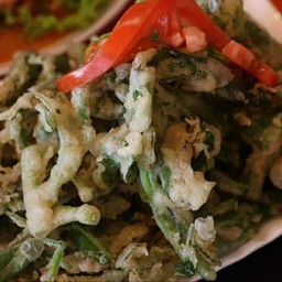 ยำผักบุ้งกรอบ