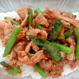 ผัดพริกแกงหมูราดข้าว