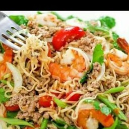 ยำมาม่าหมูกุ้ง