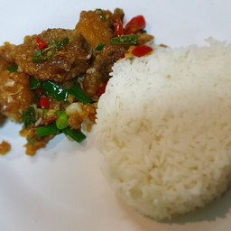 ข้าวหมูกรอบผัดพริกเกลือ