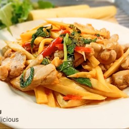 กะเพราหน่อไม้หมูชิ้นราดข้าว