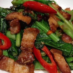 คะน้าหมูกรอบ