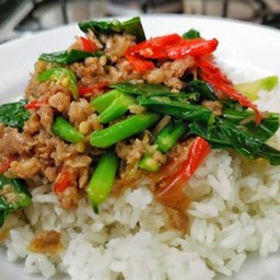 คะน้าหมูสับ ราดข้าว