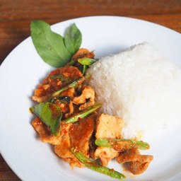 ผัดพริกแกงหมู ราดข้าว