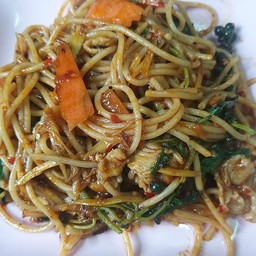 สปาเก็ตตี้ผัดขี้เมาหมูชิ้น Spaghetti hot sauce&basil leafs with pork