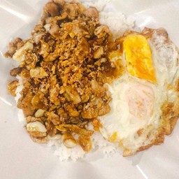 กระเทียมถาดหมูสับ (แถมไข่ดาว 2 ฟอง)