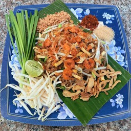 ผัดไทยใส่ไข่+กุ้งแห้งทอด