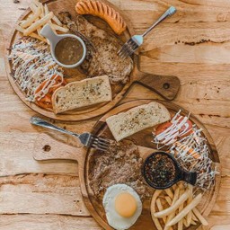 พอรคชอฟ ไส้กรอก และ ไก่แจ่ว ไข่ดาว