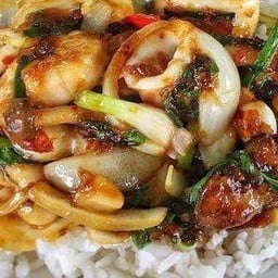 ผัดพริกเผารวมมิตรราดข้าว