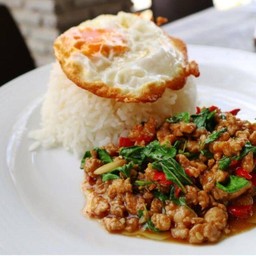 กระเพราหมูสับ ราดข้าว