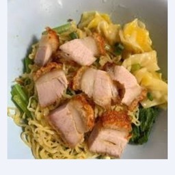 บะหมี่เกี๊ยวหมูกรอบ