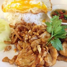 ไก่กระเทียม ราดข้าว