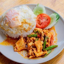 ผัดพริกแกงไก่ ราดข้าว