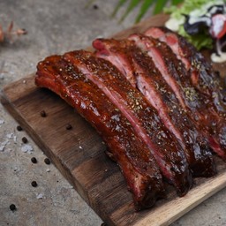 ซี่โครงหมู BBQ รมควัน 6 ชม.เสิร์ฟพร้อมเฟรนซ์ฟรายส์ ผักสลัด