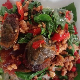 ข้าวกระเพราไข่เยี่ยวม้า