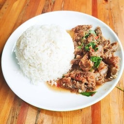 ผัดกะเพราหมูโค๊ะราดข้าว