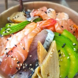 ชิราชิซูชิ ข้าวหน้าปลาดิบรวม