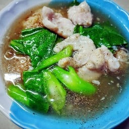 ราดหน้าเส้นใหญ่หมูนุ่ม