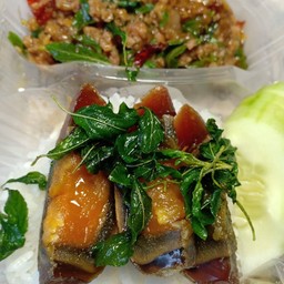 ข้าวกระเพราหมูไข่เยียวม้า