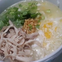 ข้าวต้มไก่ฉีก (ใส่ไข่)