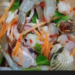 ยำเหลาทะเลรวมกุ้งสด
