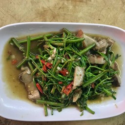 กระเฉดหมูกรอบ