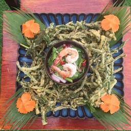 ยำผักบุ้งกรอบ