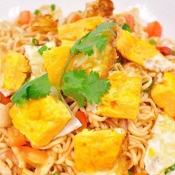 ยำมาม่าหมูสับไข่ดาว