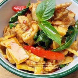 พริกแกงหน่อไม้ไก่ชิ้นราดข้าว