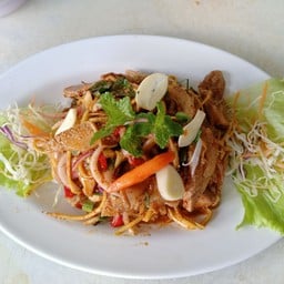 ก้อยคอหมูย่างใส่มะม่วง