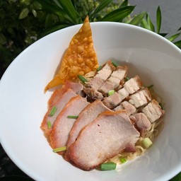 ก๋วยเตี๋ยวหมูแดง+หมูกรอบ