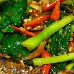 คะน้าปลากระป๋อง(เป็นกับข้าว)