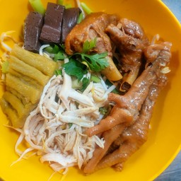 ก๋วยเตี๋ยวไก่แห้งไก่ฉีก+ข้อขา