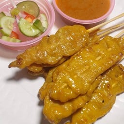 สาวเสียบหมูสะเต๊ะ
