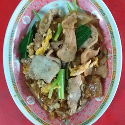 ผัดซีอิ๊วหมูหมักเส้นใหญ่