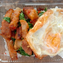กะเพราหมูกรอบราดข้าว+ไข่ดาว