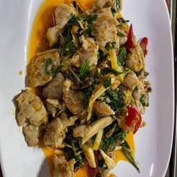 ลูกชิ้นปลากรายผัดฉ่า