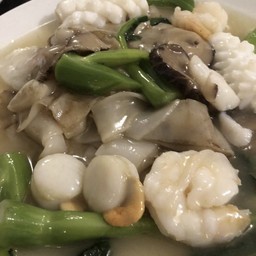 เส้นใหญ่ราดหน้าทะเล