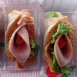 แซนวิชห่มผ้าใส่ปูอัด ขนมปังโฮลวีท