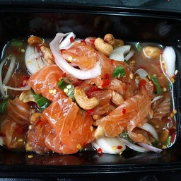 ยำแซลมอนสูตรใส่น้ำปลาร้า spicy salmon salad with fermented fish sauce