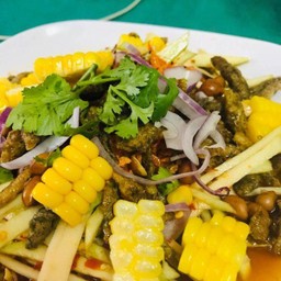 ยำข้าวโพดผสมมะม่วง