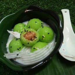 ขนมบัวลอยฟรุ้งฟริ้ง  ลูกชิ้นนึ่งซีฟู๊ด (วัดภูเขาดิน)