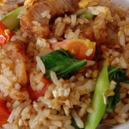 ข้าวผัดหมูกรอบ