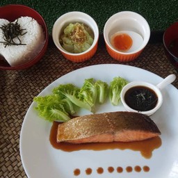 ข้าวชุดสเต็กปลาแซลมอนเทอริยากิ