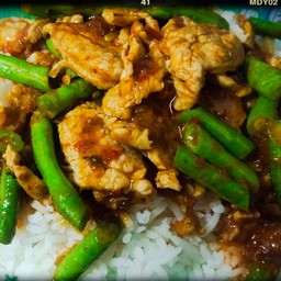 พริกแกงหมูราดข้าว