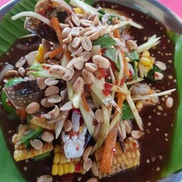 ยำปูม้ามะม่วงข้าวโพด