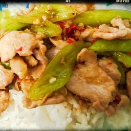 พริกหยวกหมูราดข้าว