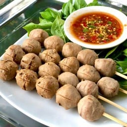 ร้านลูกชิ้น-หมึกย่าง ตรงข้ามวิทยาลัยเทคโนโลยีวานิชบริหารธุระกิจ