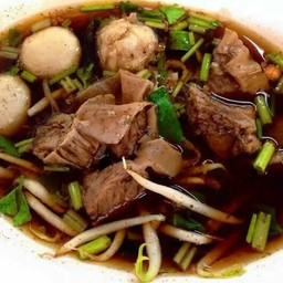 น้องตังตังก๋วยเตี๋ยว ตู้คอนเทนเนอร์สีเหลือง